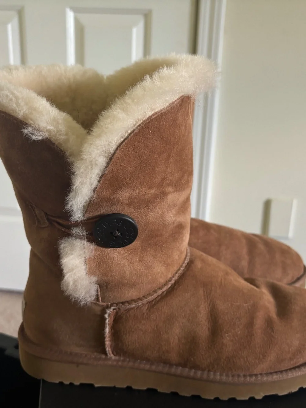 Authentic UGGS Bailey Buttons women’s Size 9